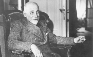 Pirandello fu uno degli scrittori più prolifici, scrisse non solamente i romanzi, ma anche numerose opere di teatro e persino all’inizio della sua formazione pubblicò qualche raccolta poetica. La sua opera letteraria non è divisa in vari periodi creativi, ma lui scrive contemporaneamente verso, novelle, romanzi, saggi critici e teatro. Dobbiamo menzionare che Pirandello volle portare, nella letteratura, nuove forme e strutture, non solamente per quel che riguarda il teatro, ma anche nel campo della narrativa. Pirandello cominciò a pubblicare come autore di versi: già durante gli studi a Palermo pubblicò, nel 1889, la sua prima raccolta poetica, intitolata “Mal giocondo”. A Roma Pirandello conobbe Luigi Capuana e, incoraggiato da lui, cominciò a scrivere la prosa. Per quel che riguardano i romanzi, Pirandello voleva, nella sua opera, allontanarsi da quelli tradizionali e prende presto coscienza del fatto che il romanzo tradizionale, specificamente quello naturalista, ha esaurito definitivamente la sua funzione.